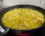Foto del paso 6 de la receta: Tortilla de patata con queso y cebolla
