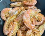 Foto del paso 3 de la receta: Colitas de rape en salsa verde con almejas y gambas