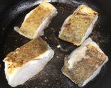 Foto del paso 2 de la receta: Lomo de bacalao gratinado con cama de cebolla, patata, almejas y gambas