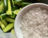 صورة لخطوة 2 من وصفة مخلل الخيار🥒 سريع 🤩