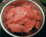 Foto del paso 3 de la receta Sandia rellena de frutas, en salsa de confituras