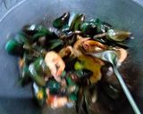 Foto langkah ke 4 dari resep Seafood Campur Bumbu Singapur.