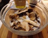 Foto del passaggio 1 della ricetta Linguine con funghi porcini secchi
