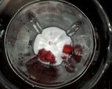 Foto del paso 2 de la receta: Licuado frío de frutilla con leche