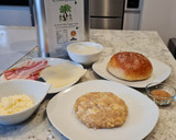 Foto del paso 5 de la receta: Hamburguesa de pollo al curry, cebolla caramelizada, queso-bacon