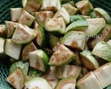 Foto langkah ke 1 dari resep Terong hijau bulet kecap  (pedas manis).