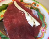Foto del paso 2 de la receta: Rollitos de bistec con pimiento, zanahoria y queso