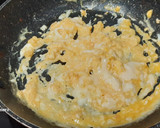 Foto del paso 5 de la receta: Huevos revueltos con fritada de pimientos y jamón