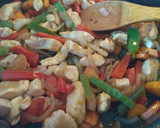 Foto del paso 3 de la receta: Fideuá salteada con verduras y pollo