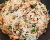 Foto del paso 2 de la receta Noodles de arroz con verduras y gambas
