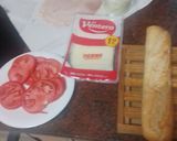 Foto del paso 1 de la receta: Bocadillo de pata asada, tomate y queso con alioli
