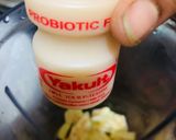 A picture of step 2 of Yakult Tri-Colour Smoothie.