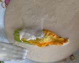Foto del passaggio 7 della ricetta Fiori di zucca fritti