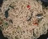 Foto langkah ke 4 dari resep Mie Goreng bumbu iris.
