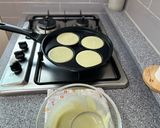 Hình bước làm 1 của món Matcha Pancakes 🥞