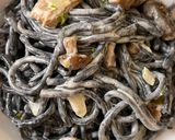Foto del paso 5 de la receta: Pasta cremosa de tinta de calamar y setas