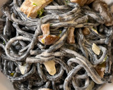 Foto del paso 5 de la receta: Pasta cremosa de tinta de calamar y setas