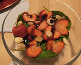Foto del paso 1 de la receta: Ensalada de espinacas con fresas y almendras