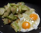 รูปขั้นตอนการทำที่ 4 ของ มะระหวาน(ฟักแม้ว)ผัดไข่