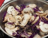 Foto del paso 4 de la receta: Pollo con champiñones, bacon y lombarda