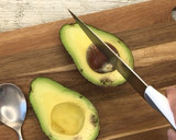Foto del paso 2 de la receta: Huevo poché sobre tostada de aguacate 🥑