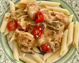 Une image de l'étape 3 de Blanc de poulet et champignons de Paris à la crème et au paprika.