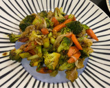 Foto del paso 4 de la receta: Salteado de verduras con sashimi de salmón marinado