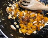 Foto del paso 2 de la receta: Dip de queso crema con uchuvas y almendras