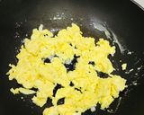 Foto langkah ke 3 dari resep Tumis tomat dan telur.