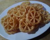 Foto langkah ke 7 dari resep Kue kembang goyang wijen renyah anti gagal.