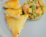 Une image de l'étape 2 de Tartare de gambas, avocats et samoussas épicés à la mozzarella.