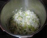 Foto del paso 3 de la receta: Muslos de pollo en salsa con peras