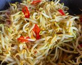 Gambar langkah 3 resipi Taugeh Goreng Kunyit.