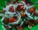 Foto del paso 4 de la receta: Ensalada de tomates y olivas #sosadricocina#recetaseconimicas