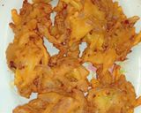 A picture of step 3 of Piyaz ke pakoray.