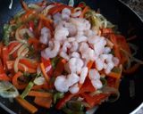Foto del paso 3 de la receta: Tallarines chinos con gambas