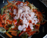 Foto del paso 3 de la receta: Tallarines chinos con gambas