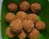 Foto langkah ke 3 dari resep Bola bola ubi isi coklat.
