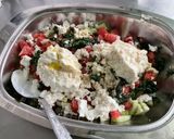 Une image de l'étape 8 de Salade de tomates roses et concombre à la crème, feta et persil.