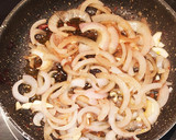 Foto del paso 3 de la receta: Chipirones encebollados con rovellons y espárragos trigueros