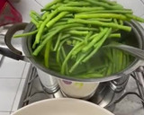 Foto del passaggio 1 della ricetta Spaghetti con fagiolini al sugo di pomodoro fresco, basilico e cacio ricotta