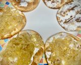 Foto del paso 1 de la receta: Mini pizzas frías de queso de cabra y anchoa con cebolla caramelizada y pepinillos