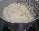 Foto langkah ke 5 dari resep Tekwan Tapioka | Sagu (Dengan Kaldu Udang).