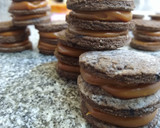 Foto del paso 3 de la receta: Alfajores triples de oreo caseros relleno de dulce de leche