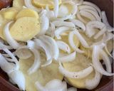 Foto del paso 3 de la receta: Muslos de Pollo al Horno a la Cerveza con Patatas y Cebolla