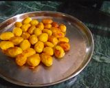 A picture of step 2 of हांडी आलू दम.