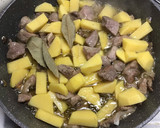 Foto del paso 2 de la receta: Estofado de solomillo de cerdo al vino blanco