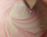 Foto langkah ke 1 dari resep Cupcake Strawberry isi Coklat (Metode All in One).