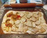 Foto del paso 10 de la receta: Masa de pizza con multisemillas casera con queso de untar y verduras