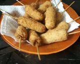 Foto del paso 4 de la receta: Pinchos de salchichas rebozadas con salsa de verdeo